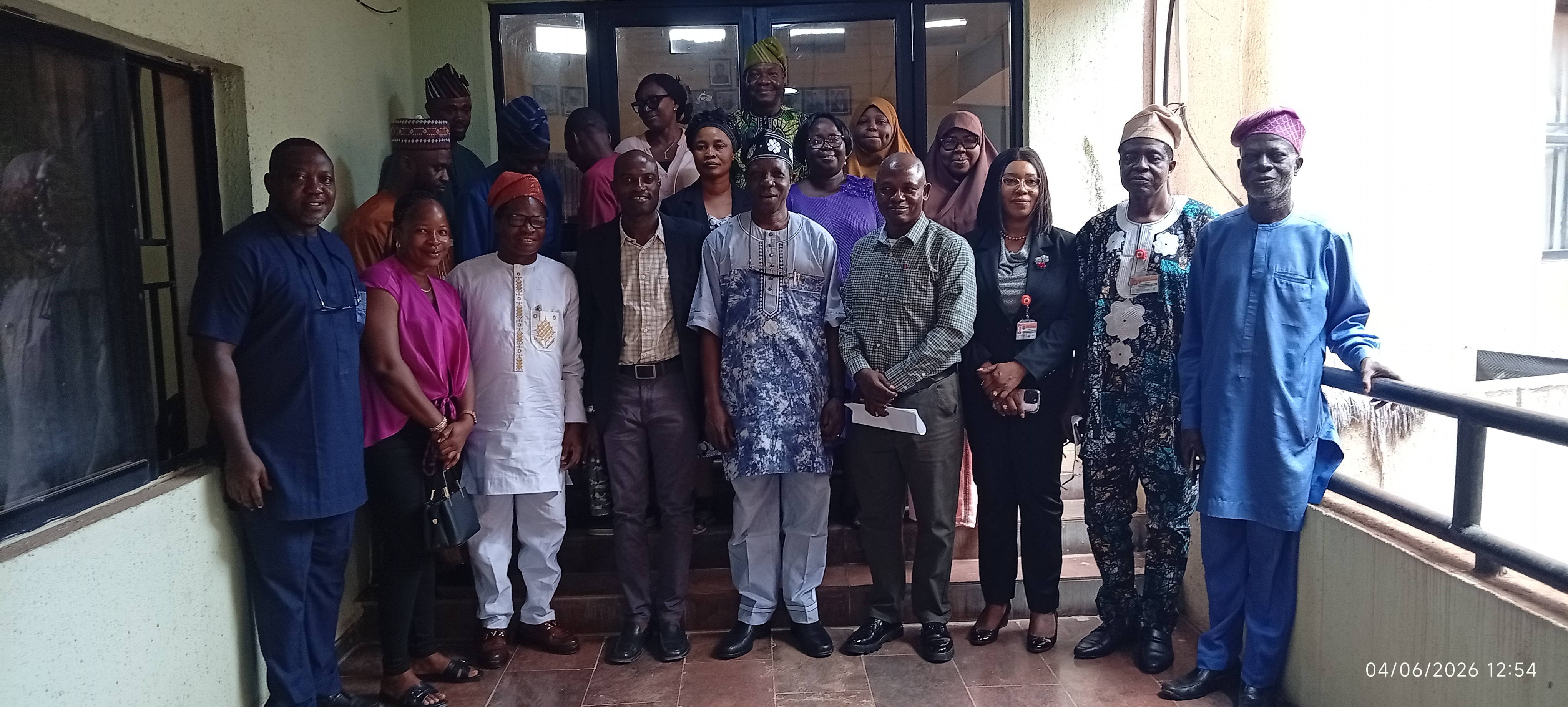 Donation of examination office equipment by the 2010 chemistry department alumni group